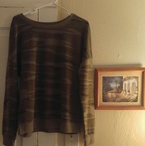 Zoe + Liv Camo print sweatshirt Brand New